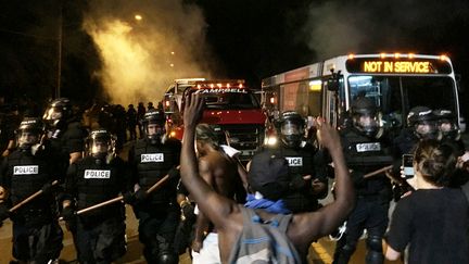 La police anti-émeute à Charlotte, dans la nuit du 20 au 21 septembre 2016. (REUTERS/Adam Rhew/Charlotte Magazine)