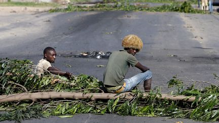 Des hommes assis sur une barricade, jeudi 14 mai 2015, &agrave; Bujumbura, au Burundi. (GORAN TOMASEVIC / REUTERS)