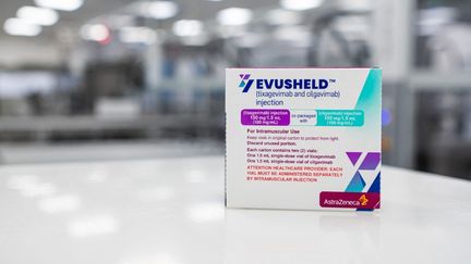 Une&nbsp;boîte d'Evusheld, le médicament contre le Covid-19 développé par la société pharmaceutique AstraZeneca&nbsp;et destiné aux&nbsp;patients immunodéprimés (photo prise&nbsp;le 8 février 2022). (JONATHAN NACKSTRAND / AFP)