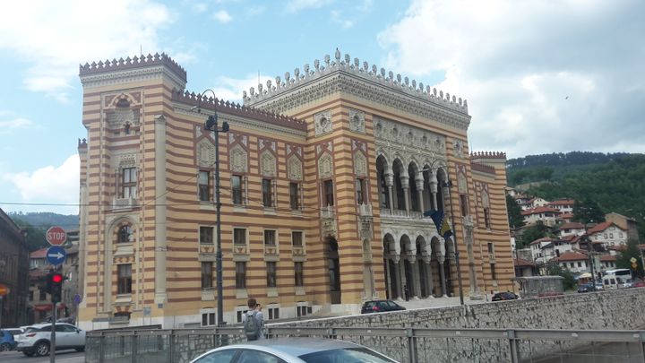 la Vijecnica, hôtel de ville et bibliothèque, l’emblème traditionnel de Sarajevo, son bâtiment historique le plus représentatif détruit en 1992 et reconstruit après la guerre.&nbsp;Une architecture étonnante, une beauté surprenante, mérite sans aucun doute le détour,&nbsp;endroit tranquille (EMMANUEL LANGLOIS)