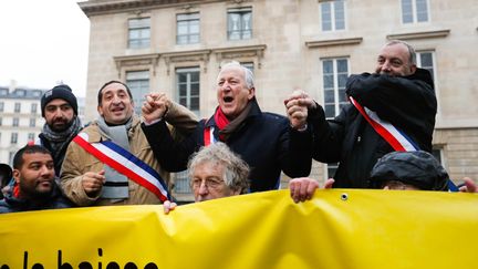 Des &eacute;lus de Seine-Saint-Denis devant l'Assembl&eacute;e nationale, &agrave; Paris, le 13 d&eacute;cembre 2014. (CITIZENSIDE / JALLAL SEDDIKI / AFP)