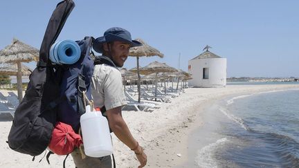 Défi : parcourir 300 kilomètres à pied en pleine canicule et nettoyer 30 plages sur son chemin.
 (FETHI BELAID / AFP)