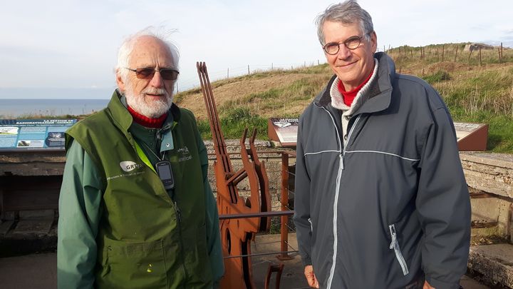 Daniel Duchesne (à gauche) et Dominique Cordier, baliseurs bénévoles et chefs de secteur sur le GR21. (RADIO FRANCE/SEBASTIEN BAER)