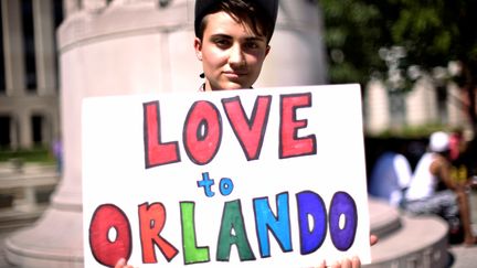 Ciaran Lithgow envoie un message d'"amour à Orlando", à Washington le 12 juin 2016. (JAMES LAWLER DUGGAN / REUTERS)