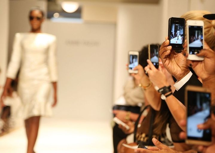 Les smartphones mitraillent les mannequins lors du défilé Amir Taghi printemps-été 2015, à New York 
 (MONICA SCHIPPER / GETTY IMAGES NORTH AMERICA / AFP)