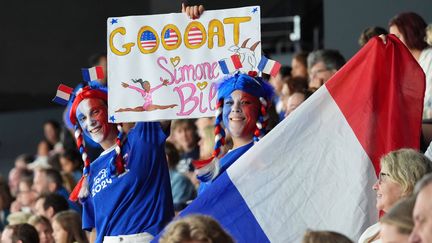 REPORTAGE. JO de Paris 2024 : des célébrités aux passionnés de gymnastique du monde entier, la vague de fans de Simone Biles déferle sur l'Arena Bercy