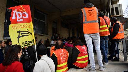 Une assemblée générale de cheminots grévistes à la gare Saint-Charles de Marseille le 3 avril 2018. (BERTRAND LANGLOIS / AFP)