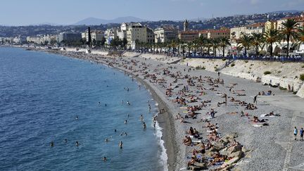 Des habitants de Nice profitent de l'&eacute;t&eacute; indien, le 19 octobre 2014, alors que le thermom&egrave;tre atteint les 24&deg;C.&nbsp; (BEBERT BRUNO / SIPA)