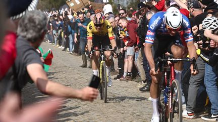 Mathieu van der Poel prend le large aux dépens de Wout van Aert, sur Paris-Roubaix, le 9 avril 2023. (ANNE-CHRISTINE POUJOULAT / AFP)