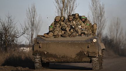 Des soldats ukrainiens se déplacent en direction de Bakhmout, dans l'est de l'Ukraine, le 13 mars 2023. (ARIS MESSINIS / AFP)