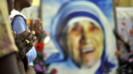 &nbsp; (Rassemblement devant un portrait de Mère Teresa en Inde, en 2014 © Maxppp)