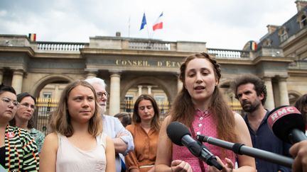 Léna Lazare, porte-parole du collectif Youth for Climate, s'exprime en présence de Greta Thunberg, du réalisateur Cyril Dion et de la secrétaire nationale d'Europe Ecologie-Les Verts, Marine Tondelier, lors d'une conférence de presse devant le Conseil d'Etat, le 21 juin 2023, en soutien aux Soulèvements de la Terre, mouvement dissous par le ministre de l'Intérieur, Gérald Darmanin. (AFP)