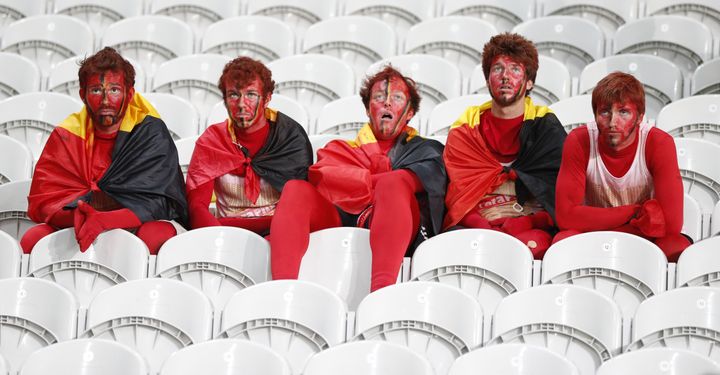 Des supporters belges stupéfaits dans les tribunes du stade Pierre Mauroy de&nbsp;Lille, le 1er juillet 2016,&nbsp;après l'élimination de leur équipe en quarts de finale de l'Euro contre le pays de Galles (3-1). (REUTERS)