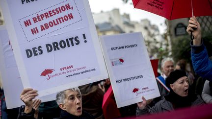 Les travailleurs du sexe manifestent à Paris contre la loi de pénalisation des clients le 14 octobre 2015 à Paris. (MICHAEL BUNEL / NURPHOTO)