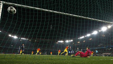 Le milieu de terrain du FC Barcelone Xavi trompe le gardien parisien Salvatore Sirigu, mardi 2 avril 2013, lors du quart de finale aller de la Ligue des champions PSG-Barcelone, au Parc des Princes.&nbsp; (FRANÇOIS MORI / AP / SIPA)