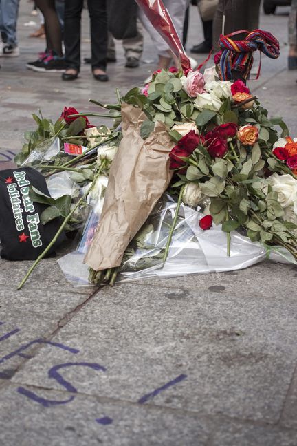 Des proches se recueillent&nbsp;autour d'une gerbe de fleurs à l'endroit où Clément Méric a été tué, à Paris, le 6 juin 2013. (MAXPPP)