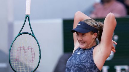 A 17 ans, la Russe Mirra Andreeva est la seule joueuse non tête de série présente en quarts de finale. Elle a éliminé en huitièmes de finale Varvara Gracheva, dernière Française encore en lice en simple. (ALAIN JOCARD / AFP)