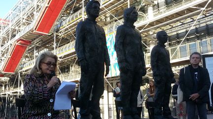 &nbsp; (Catherine Deneuve lisant un texte en soutien aux lanceurs d'alerte, sur le parvis de Beaubourg, à Paris. © RF/Véronique Rebeyrotte)