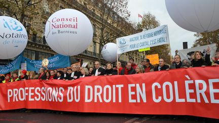 Les manifestants protestent contre le projet de loi du ministre Emmanuel Macron, le 10 d&eacute;cembre 2014 &agrave; Paris. (CITIZENSIDE / JACQUES BOUTONNET / AFP)