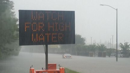 Une voiture en perdition dans le nord de Houston, aux Etats-Unis, où les pluies se poursuivent lundi 28 août 2017. (PHILIPPE RANDÉ / RADIO FRANCE)