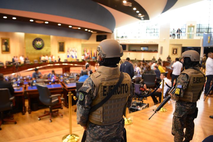 Les militaires observent le président Nayib Bukele dans le Parlement de San Salvador, le 9 février 2020 (MARVIN RECINOS / AFP)