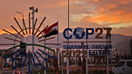 La COP27 de Charm el-Cheikh (Egypte) s'est achevée avec un jour de retard mais avec un accord "historique" pour l'aide aux pays pauvres, le 19 novembre 2022. (AHMAD GHARABLI / AFP)