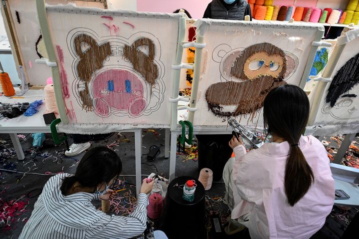 Les jeunes Chinois accros au tuftage, l'artisanat anti-stress&nbsp; dans un atelier à Pékin en Chine&nbsp;en avril 2022 (JADE GAO / AFP)