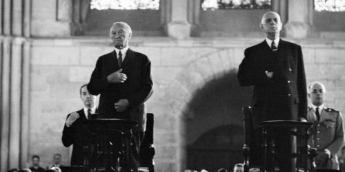 Le chancelier ouest-allemand Konrad Adenauer et le président français Charles de Gaulle assistent à une messe dans la cathédrale de Reims le 8 juillet 1962. (AFP - STF)