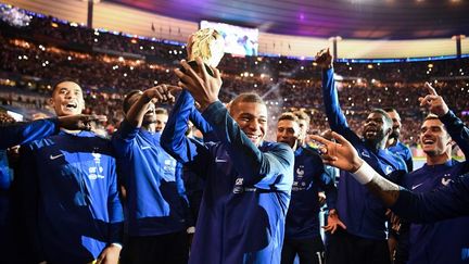 Les Bleus ont célébré leur titre avec le public du stade de France, dimanche 9 septembre. (FRANCK FIFE / AFP)