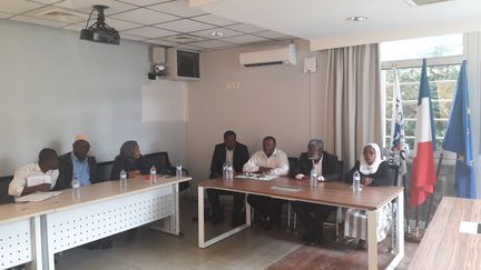 Les élus, maires, conseillers départementaux&nbsp;et parlementaires réunis au conseil général&nbsp;à Mayotte, le 17 mars 2018. (RADIO FRANCE / SANDRINE ETOA-ANDEGUE)