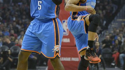 Les joueurs du Thunder Victor Oladipo et Russell Westbrook (KEVORK DJANSEZIAN / GETTY IMAGES NORTH AMERICA)