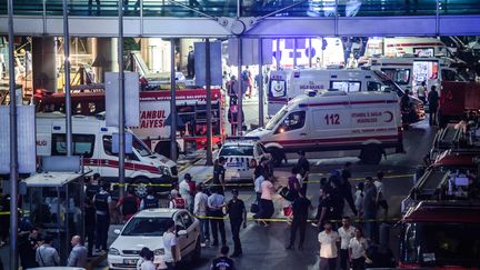 Un périmètre de sécurité est établi après le triple attentat-suicide de l'aéroport Atatürk, à Istanbul (Turquie), le 28 juin 2016. (OZAN KOSE / AFP)