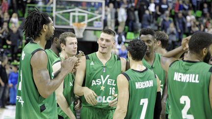 Les joueurs de l'ASVEL heureux après leur succès. (JOEL PHILIPPON / MAXPPP)