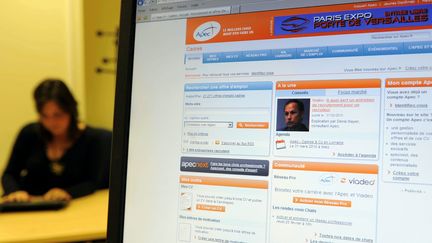 Une cadre à la recherche d'un emploi sur le site internet de l'Apec. &nbsp; (ALEXANDRE MARCHI / MAXPPP)