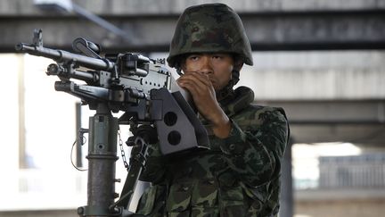 &nbsp; (Un soldat thaïlandais dans le centre de Bangkok © Reuters-Chaiwat Subprasom)