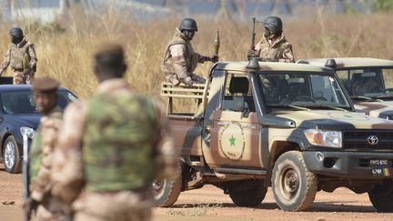 Les soldats maliens sont d&eacute;ploy&eacute;s sur une base pr&egrave;s de Bamako (Mali), pendant la visite du pr&eacute;sident malien &agrave; l'occasion de l'arriv&eacute;e des troupes fran&ccedil;aises, le 16 janvier 2013. (ERIC FEFERBERG / AFP)