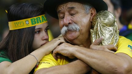 D'autres sont plus &eacute;motifs, et pleurent &agrave; chaudes larmes la sixi&egrave;me Coupe du monde dont r&ecirc;vait tout un peuple. ( DAMIR SAGOLJ / REUTERS)