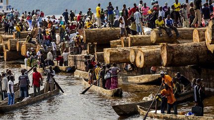 Fleuve Congo, Maluku. Un bateau chargé de rondins de bois et de passagers arrive de Kisangani. Février 2013.
 (Pascal Maitre / Cosmos / National Geographic Magazine   )