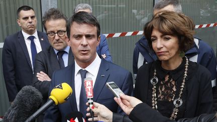 Manuel Valls, le Premier ministre, et Marisol Touraine, la ministre de la Santé, devant l'hôpital Necker, à Paris, le 15 juin 2016. (FRANCOIS GUILLOT / AFP)