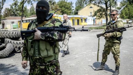 Des s&eacute;paratistes pro-russes montent la garde &agrave; la lisi&egrave;re de Donetsk, dans l'est de l'Ukraine, le 22 juillet 2014. (BULENT KILIC / AFP)