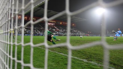 Le goal Théo Dufourny du FC Rouen stoppe un penalty tiré par David Gigliotti du club d'Ajaccio. Match comptant pour le 5e tour de la Coupe de France au stade Robert Diochon au Petit-Quevilly (Seine-Maritime), le 5 janvier 2013. (CHARLY TRIBALLEAU / AFP)