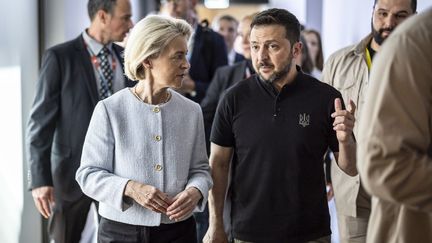 La présidente de la Commission européenne et le président ukrainien Volodymyr Zelensky lors du sommet de la paix, en Suisse, le 16 juin 2024. (MICHAEL BUHOLZER / AFP)