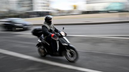 Les personnes les plus touchées par la précarité mobilité sont les demandeurs d’emplois de longue durée et celles qui sont issues d’un foyer à faibles revenus. Photo d'illustration. (MIGUEL MEDINA / AFP)