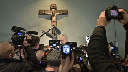 Le directeur du lyc&eacute;e qui a perdu dans le crash de l'A320 un groupe de 16 adolescents partis en voyage scolaire &agrave; Barcelone avec deux enseignants, donne une conf&eacute;rence de presse &agrave; Haltern (Allemagne), le 25 mars 2015. (MARTIN MEISSNER / AP / SIPA)