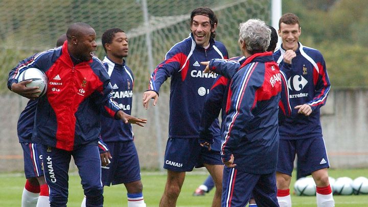 Robert Pires, avec William Gallas et patrice Evra, à l'entraînement de l'équipe de France sous la houlette du sélectionneur Raymond Domenech, à Clairefontaine le 8 octobre 2004. (JACQUES BRINON / AP / SIPA)