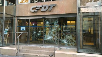 La façade du siège de la CFDT à Paris a été saccagé, le&nbsp;23 juin 2016. (FRANCESCO FONTEMAGGI / AFP)