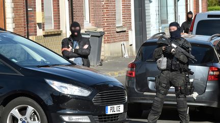 Des policiers de l'unité antiterroriste et de la DGSI à Wattignies (Nord), où un homme a été arrêté le 5 juillet 2017. (DENIS CHARLET / AFP)