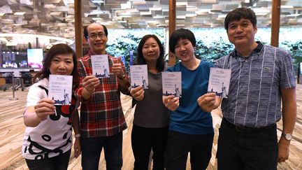 Les passagers du vol SQ22 entre Singapour et New York, le 11 octobre 2018. (ROSLAN RAHMAN / AFP)