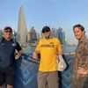 Steve, Gary et Ruben, trois supporters australiens, se promènent sur la corniche de Doha, au Qatar, le 18 novembre 2022. (RAPHAEL GODET / FRANCEINFO)