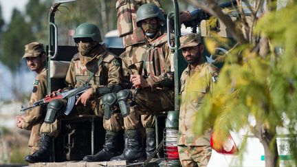 Une patrouille de soldats pakistanais &agrave; Khwaza Khela, dans le district de Swat (Pakistan), le 7 mars 2013. ( / MAXPPP)